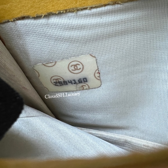 Auth Chanel Yellow Classic Caviar CC Logo Bi-Fold Card Holder - PreLoved - Picture 10 of 10